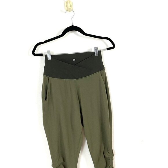 🛑 Lululemon Sunset Salutation Crop Army Olive Green White Snake Print Size 8 - Picture 3 of 10